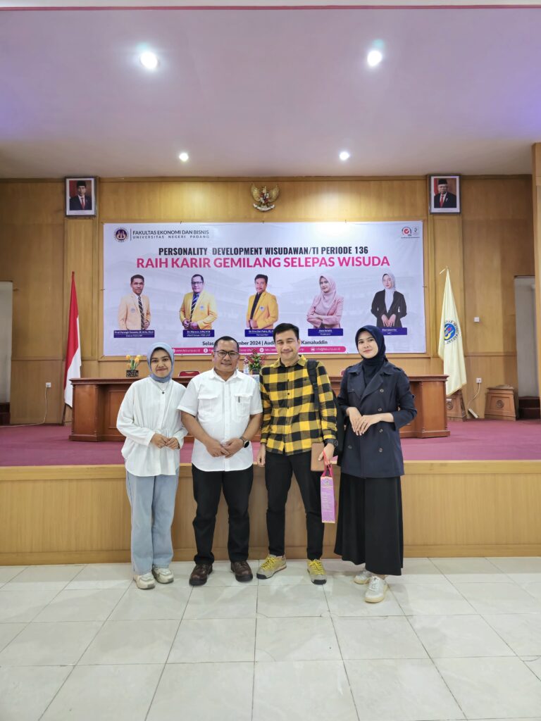 CALON WISUDAWAN PRODI D3 MANAJEMEN PAJAK MENGIKUTI KEGIATAN PERSONALITY DEVELOPMENT